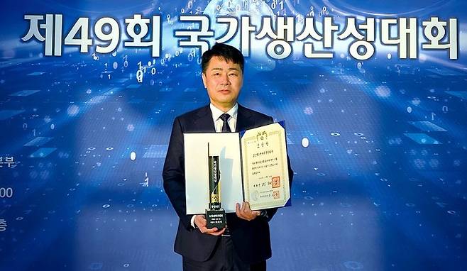 지난 4일 경기 고양시 킨텍스에서 열린 ‘제49회 국가생산성대회’시상식에서 김남중 코스맥스엔비티 대표가 대통령표창 수상 기념사진을 찍고 있다. 코스맥스엔비티 제공