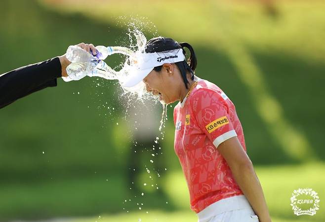 방신실이 지난 9월 14일 OK저축은행 읏맨 오픈에서 우승한 후 물세례를 받고 있다. KLPGA 제공