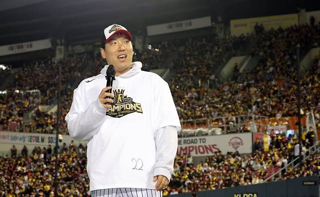 지난 1일 서울 송파구 잠실야구장에서 열린 프로야구 LG트윈스 2025 한국시리즈 우승 세리머니 팬 감사 행사 '더 리턴 오브 챔피언스'(The Return of Champions)'에서 MVP를 수상한 김현수가 팬들에게 감사 인사를 전하고 있다. 뉴스1