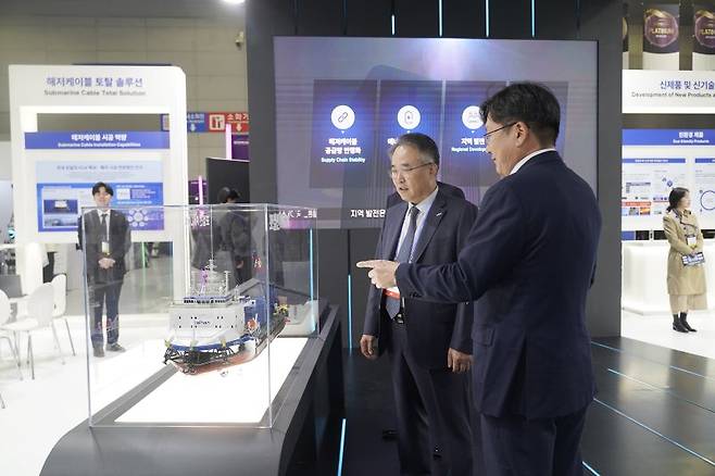 송종민 대한전선 대표이사 부회장이 5일 ‘빛가람 국제전력기술 엑스포(BIXPO) 2025’에서 대한전선 전시장을 둘러보고 있다. 대한전선 제공