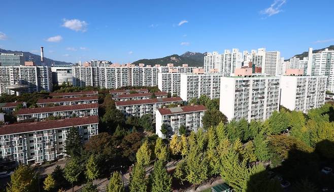 서울 노원·도봉·강북구를 중심으로 토지거래허가제 해제를 요구하는 목소리가 높아지고 있다. 노원구 상계동 주공아파트 단지 전경 .뉴시스