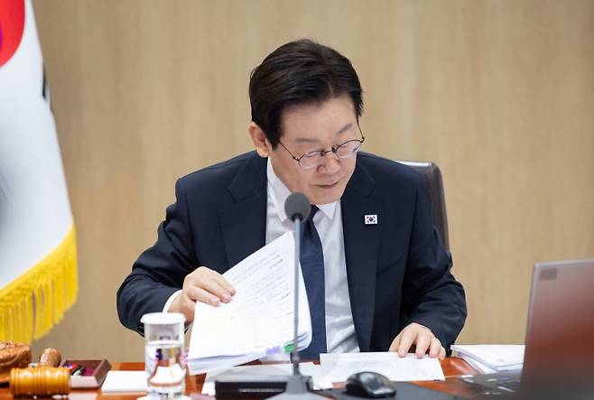 이재명 대통령이 지난 4일 서울 용산 대통령실 청사에서 열린 국무회의에서 자료를 살펴보고 있다. 대통령실 제공. 뉴스1