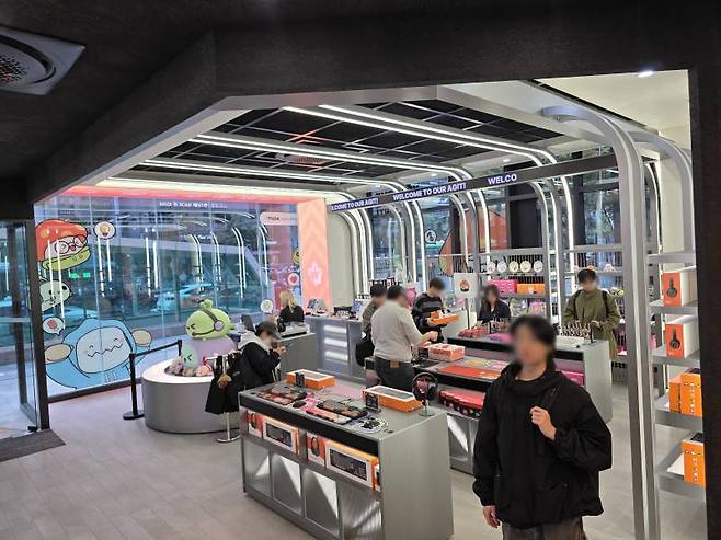 메이플 아지트에서는 다양한 굿즈도 만날 수 있다.