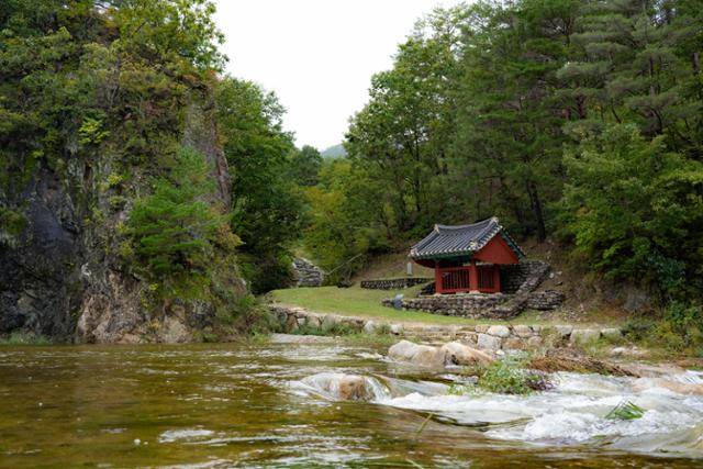 울진 십이령길의 입구가 절경이다. 울진=이한호 기자