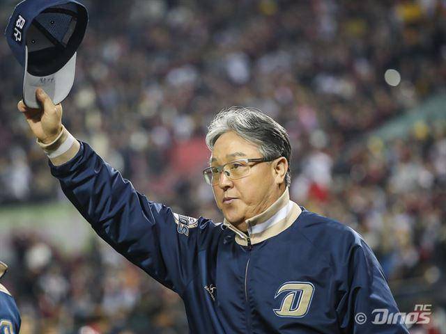 김경문 NC 다이노스 감독이 경기 후 모자를 벗고 관중들에게 인사하고 있다. NC 제공