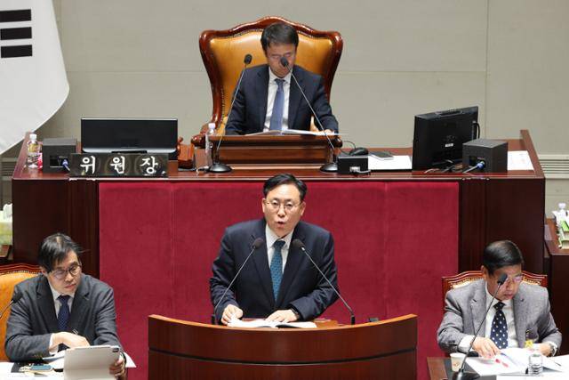 5일 국회 예산결산특별위원회가 개최한 '2026년도 예산안 및 기금운용 계획안에 대한 공청회'에서 김대종(아랫줄 가운데) 세종대 경영학부 교수가 발언하고 있다. 뉴스1