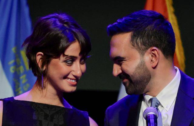 조란 맘다니(오른쪽) 미국 뉴욕시장 당선인이 선거가 치러진 4일 뉴욕 브루클린 선거의 밤 무대에서 배우자 라마 두와지와 서로 바라보고 있다. 뉴욕=로이터 연합뉴스