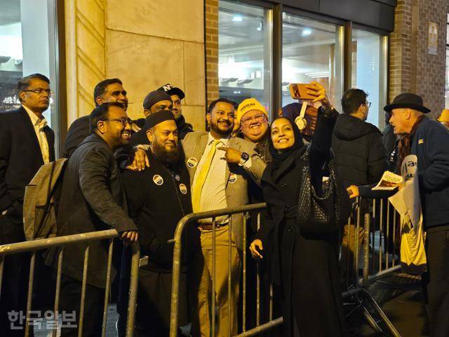 미국 뉴욕시장 선거가 치러진 4일 시장으로 당선된 민주당 후보 조란 맘다니의 지지자들이 선거의 밤 행사장인 뉴욕 브루클린 ‘브루클린 패러마운트’ 극장에서 함께 사진을 찍으며 승리를 자축하고 있다. 뉴욕=권경성 특파원