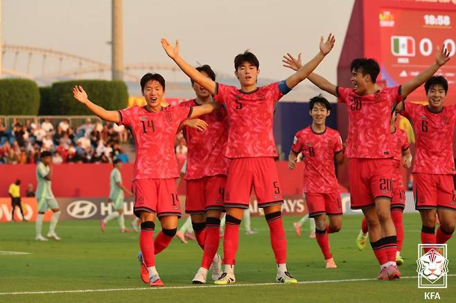 U-17 대표팀 주장 구현빈(5번)이 멕시코와의 조별리그 첫 경기에서 선제골을 터뜨린 후 동료들과 세리머니를 하고 있다. 사진=KFA