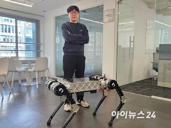 황보제민 라이온로보틱스 대표가 4일 오후 서울 지사에서 인터뷰를 앞두고 사진 촬영을 하고 있다. [사진=설재윤 기자]