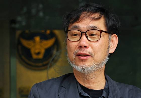 서민민생대책위원회 김순환 사무총장이 지난 8월 9일 이춘석 의원의 주식 차명거래 의혹 관련 고발인 조사를 위해 서울 마포구 서울경찰청 광역수사단 금융범죄수사대에 출석하며 기자회견을 하고 있다. 연합뉴스