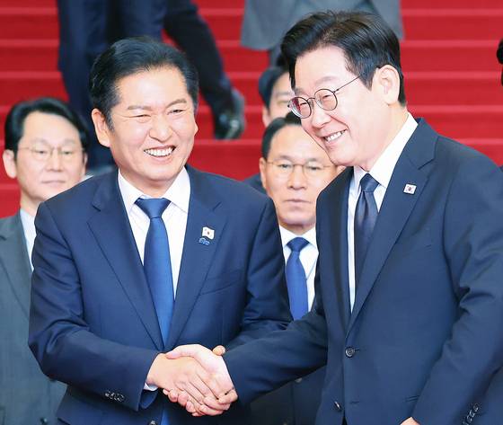 이재명 대통령이 4일 2026년도 정부 예산안 시정연설을 마친 뒤 국회를 나서며 더불어민주당 정청래 대표와 인사하고 있다. 연합뉴스