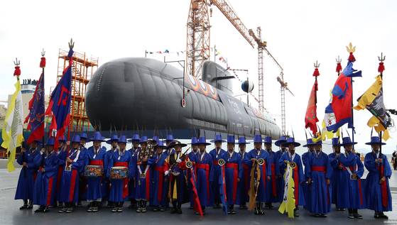 22일 경남 거제 한화오션 거제사업장에서 열린 장영실함(3600t급) 진수식. 이 잠수함은 재래식(비핵) 잠수함에서 제일 오래인 3주 동안 잠항할 수 있다. 3주가 지나면 수면 가까이 올라와 배터리를 충전해야만 한다. 반면 핵추진 잠수함은 물과 식량이 떨어질 때까지 무제한 잠항이 가능하다. 뉴스1