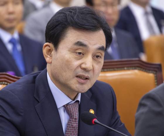 안규백 국방부 장관이 30일 국회에서 열린 국방위원회 2025년도 종합 국정감사에서 핵추진 잠수함에 대한 질의에 답하고 있다. 연합