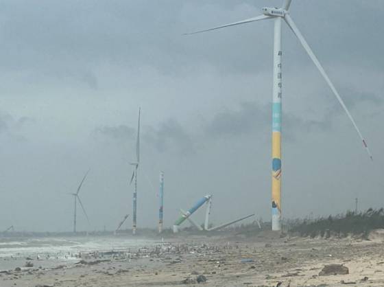 지난해 9월 7일 태풍 야기의 상륙으로 피해를 입은 중국 하이난 지역의 해상풍력 발전단지. 사진 네이처 커뮤니케이션즈