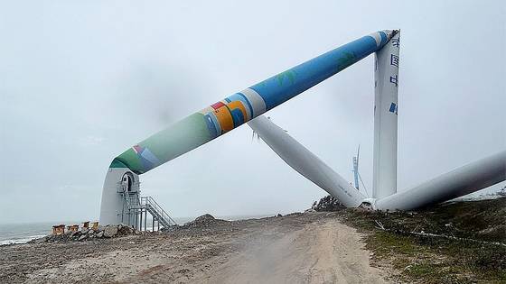 지난해 9월 7일 태풍 야기의 상륙으로 엿가락처럼 휜 중국 하이난 지역의 해상풍력 발전기. 네이처 커뮤니케이션즈