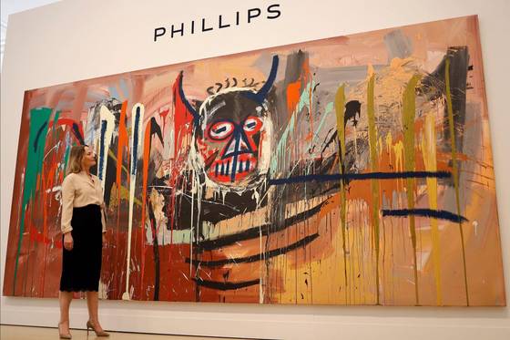 2023년 장 미셸 바스키아의 '무제'(1982) 앞에 선 샤이엔 웨스트팔 필립스 경매 회장. 마에자와 소유의 이 그림은 약 1231억원에 팔렸다. AFP=연합뉴스