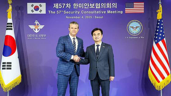 안규백 국방부 장관과 피트 헤그세스 미국 전쟁부 장관이 4일 서울 용산 국방부 청사에서 제57차 한미안보협의회의(SCM)에 앞서 악수하고 있다. 사진공동취재단