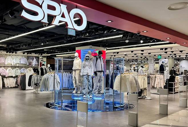 경량 패딩이 진열된 스파오 매장 전경.  /사진=이랜드월드 제공