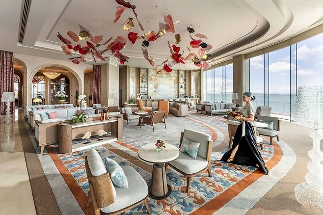 누스타 호텔의 로비 풍경, 세부 해협이 그림처럼 따라다닌다