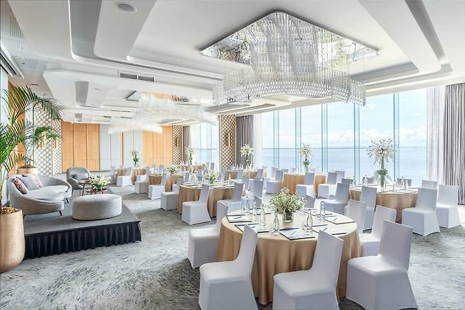 대형 연회, 웨딩, 기업 행사가 열리는 호텔의 다목적 볼룸