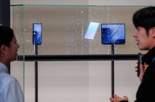 지난달 28일 경주 엑스포공원 에어돔에서 열린 APEC CEO 서밋 부대 행사 ‘K-테크 쇼케이스’에서 삼성전자 ‘트라이폴드폰’이 전시돼 있다. 이준헌 기자