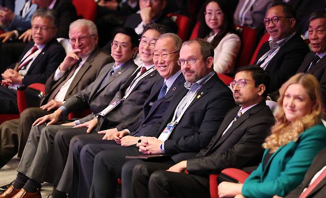 Ben Sowter, third from right, sits with opening ceremony speakers such as United Nations Eight Secretary General Ban Ki-moon and Korea University President Kim Dong-one for the QS Higher Ed Summit: Asia Pacific 2025 on Nov. 4. [YONHAP]