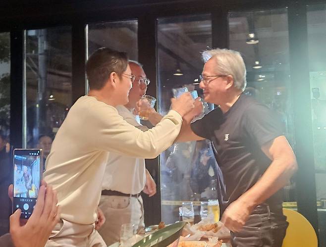 젠슨 황 엔비디아 최고경영자가 지난달 30일 서울 삼성동 한 치킨집에서 이재용 삼성전자 회장, 정의선 현대차그룹 회장과 치맥 회동을 하며 러브샷을 하고 있다. 연합뉴스