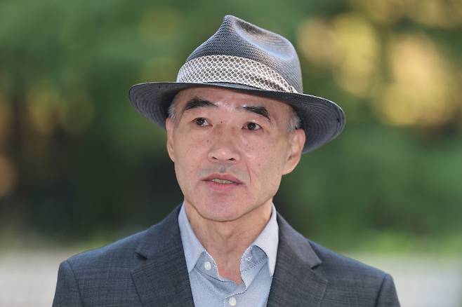 서해공무원 피살사건 공무원의 친형인 이래진 씨가 5일 서울 서초구 서울중앙지방법원에서 열린 '서해 피격 사건 은폐 시도 및 월북몰이 혐의' 관련 결심공판 시작 전 취재진에 입장을 밝히고 있다. 연합뉴스&nbsp;&nbsp;