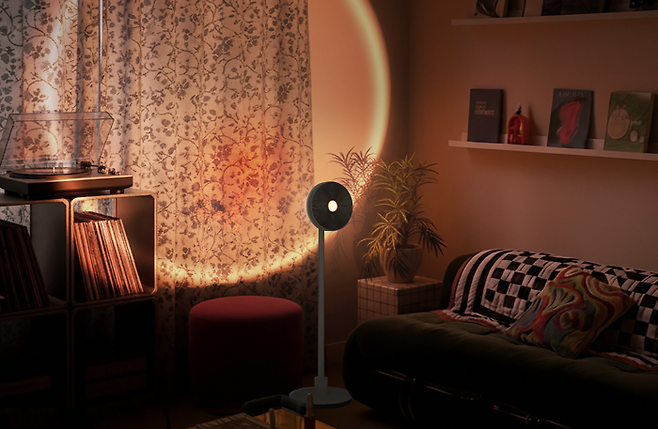 LG 무드메이트는 5단계로 밝기 조절이 가능한 9가지 색상의 무드등을 탑재해 고객의 취향과 기분에 따라 다양하게 연출할 수 있다.[사진 제공 = LG전자]