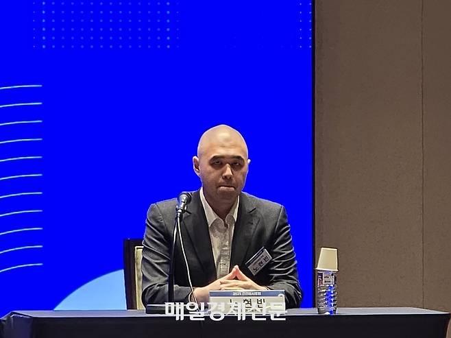 노현빈 신한투자증권 AI부서장이 지난 4일 열린 ‘2025 건전증시포럼’에서 “글로벌 운용사의 스테이블코인 직거래로 인한 ‘브로커 패싱’이 현실화되고 있다”고 지적했다. [사진=안갑성 기자]