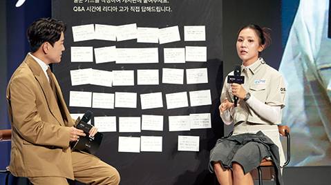 팬들의 질문에 응답하고 있는 리디아 고.