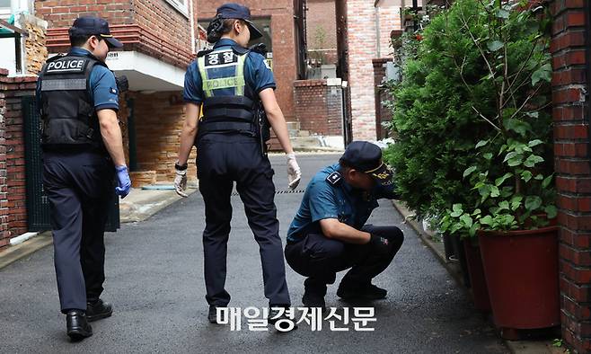 26일 서울 시내 한 대학가 일대에서 마약 합동점검반이 ‘마약 던지기’ 집중 단속을 진행하고 있다. [사진=이충우기자]