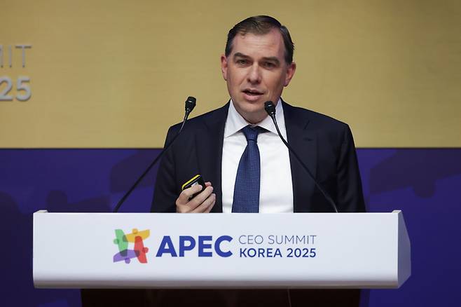 맷 가먼 AWS CEO가 지난달 29일 경북 경주 경주예술의전당에서 열린 ‘2025 APEC CEO 서밋’에서 ‘AI 주도 경제’를 주제로 연설하고 있다. [경주 = 한주형 기자]