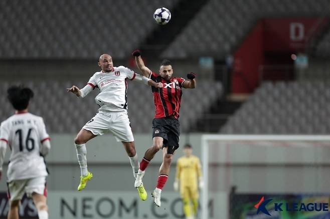 청두 룽청 스트라이커 펠리페(사진 왼쪽)와 FC 서울 중앙 수비수 야잔이 공중볼 경합을 벌이고 있다. 사진=한국프로축구연맹