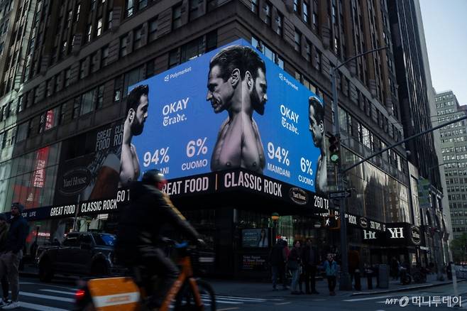 [뉴욕=AP/뉴시스] 4일(현지 시간) 미국 뉴욕에서 시장 선거를 앞두고 미국 기업 폴리마켓의 광고가 조란 맘다니 후보의 승리를 예측하고 있다. 34세의 맘다니 후보는 주요 여론조사에서 상대 후보들에 앞서 있다. 2025.11.05. /사진=민경찬