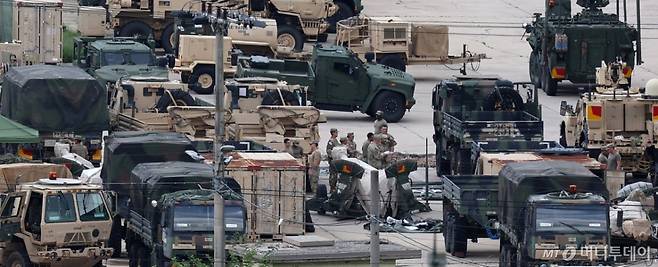 지난 8월19일 한미 연합 군사연습 '을지 자유의 방패(UFS·을지프리덤실드)' 기간 경기 동두천시 소재 주한 미군기지에서 미군 장병들이 기갑장비 및 차량을 점검하고 있다. / 사진=뉴시스