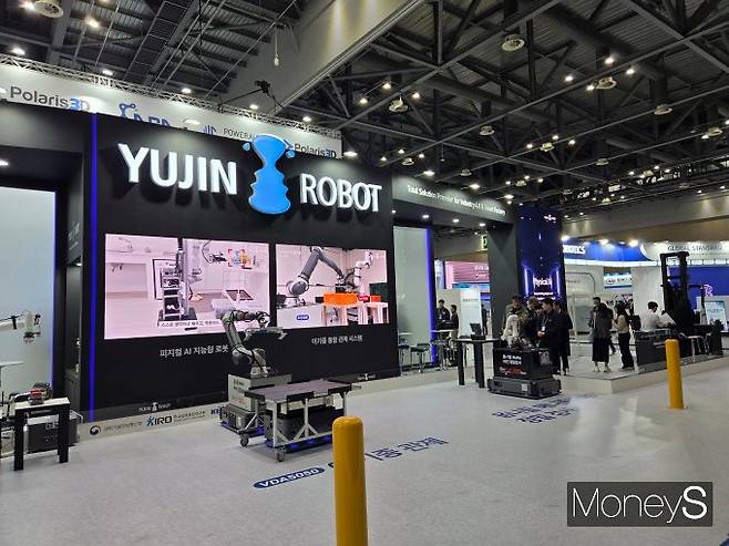 유진로봇 부스에는 피지컬 AI 기반 협동 로봇과 통합 관제 시스템이 전시됐다./사진=김대영 기자