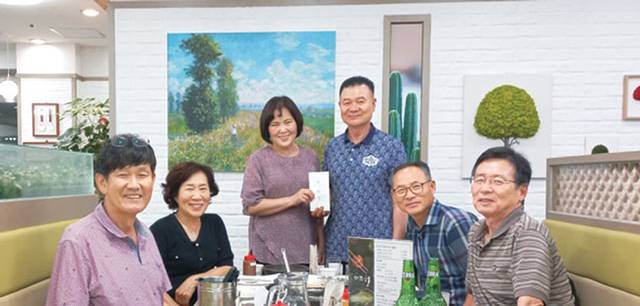 친구들 모임인 반구회에서 함께 포즈를 취한 필자(맨 왼쪽)와 C(오른쪽 세 번째).