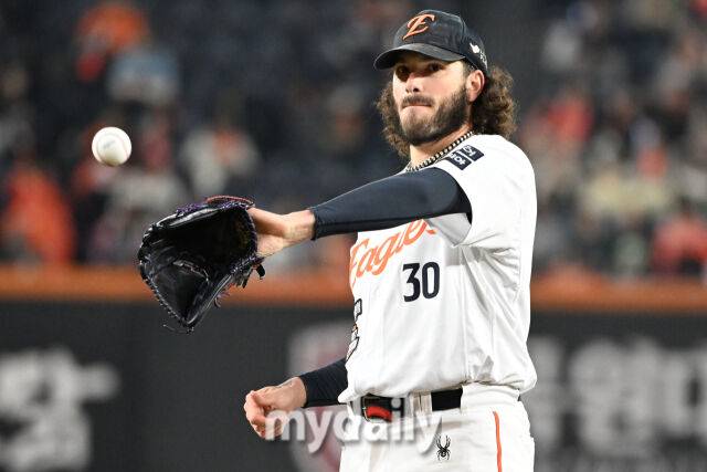 29일 대전 한화생명 볼파크 야구장에서 열린 '2025 신한 SOL 뱅크 KBO 한국시리즈 3차전' LG 트윈스와 한화 이글스 경기. 한화 선발 폰세가 투구 준비를 하고 있다./대전=한혁승 기자 hanfoto@mydaily.co.kr