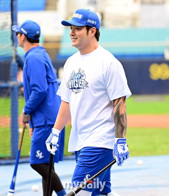 2025년 10월 14일 오후 대구 삼성라이온즈파크에서 열린 '2025 신한 SOL Bank KBO 포스트시즌' SSG 랜더스와 삼성 라이온즈의 준플레이오프 4차전 경기. 경기 전 삼성 박병호가 환하게 웃으며 훈련하고 있다./마이데일리