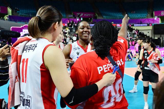 페퍼저축은행 조이가 경기 종료 후 엄마와 포옹을 하고 있다. / 한국배구연맹 (KOVO)