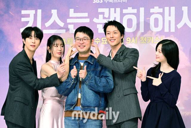 2025년 11월 5일 오후 서울 목동 SBS에서 진행된 SBS 새 수목드라마 '키스는 괜히 해서!' 제작발표회에서 출연진들이 포즈를 취하고 있다. (왼쪽부터 김무준, 안은진, 김재현 PD, 장기용, 우다비) / 곽경훈 기자 (kphoto@mydaily.co.kr)