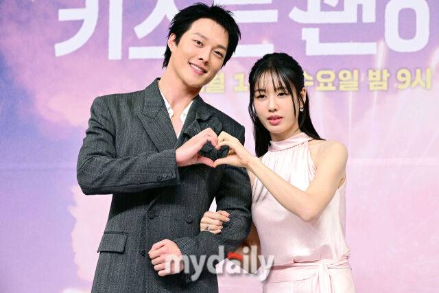 2025년 11월 5일 오후 서울 목동 SBS에서 진행된 SBS 새 수목드라마 '키스는 괜히 해서!' 제작발표회에서 장기용과 안은진이 포즈를 취하고 있다. / 곽경훈 기자 (kphoto@mydaily.co.kr)