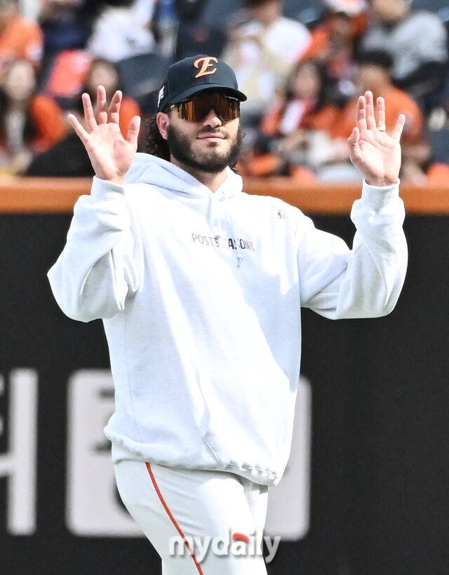 19일 오후 대전광역시 중구 대전 한화생명볼파크에서 진행되는 '2025 프로야구 KBO리그 포스트시즌' 플레이오프(PO) 2차전 한화이글스와 삼성라이온즈의 경기.한화 폰세가 경기전 관중들에 인사를 하고 있다./마이데일리