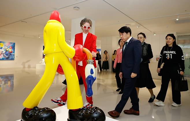 서강석 송파구청장(검정 양복)이 세계적 팝아티스트 필립 콜버트의 ‘랍스터 행성으로의 여행’ 전시를 둘러보고 있다.