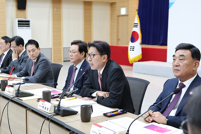 박형준 부산시장이 4일 경남도청에서 열린 ‘국민의힘 부울경 지역민생 예산정책협의회’에서 한국산업은행 부산 이전, 가덕도신공항 조속 추진 등을 전폭적으로 지원해줄 것을 요청했다. [부산시 제공]