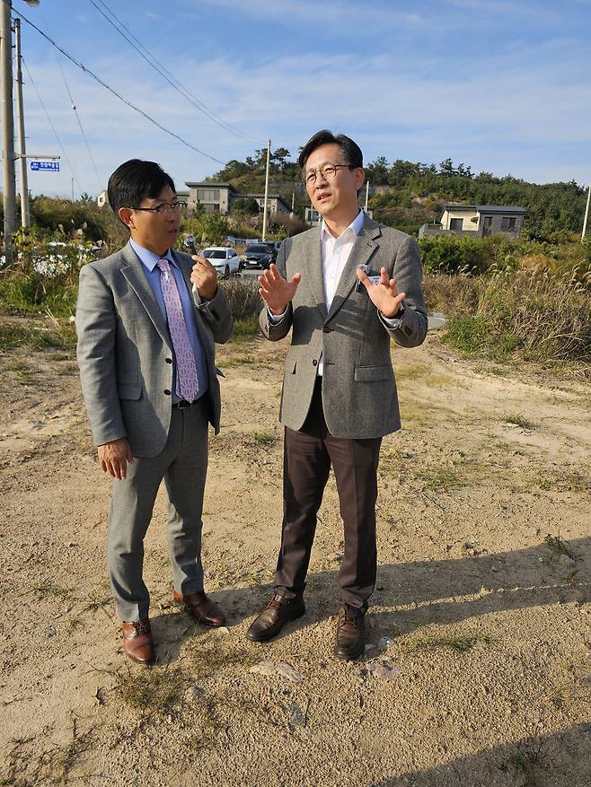 우승희 영암군수가 RE100산단 유치에 총대를 맸다. 곧바로 일 잘하는 젊은 직원들을 모아 RE100팀을 꾸렸다.
