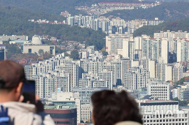 [서울=뉴시스] 권창회 기자 = 3일 서울 남산타워에서 바라본 시내 아파트단지 모습. 정부의 ‘10·15 부동산 대책’ 시행 이후 서울 아파트 매수 심리가 2개월여 만에 꺾인 것으로 나타났다. 지난 2일 한국부동산원이 발표한 주간 아파트 수급동향에 따르면 10월 넷째 주(10월 27일 기준) 서울 아파트 매매수급지수는 직전 주(105.4)보다 2.2포인트(p) 하락한 103.2를 기록했다. 이는 지난 8월(99.1) 이후 9주 만의 하락 전환이다. 2025.11.03. kch0523@newsis.com