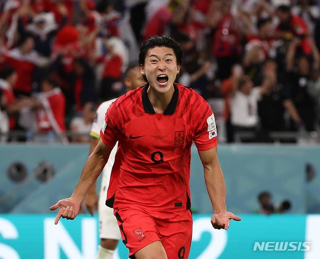 [알라이얀(카타르)=뉴시스] 조성우 기자 = 28일(현지시간) 카타르 알라이얀 에듀케이션 시티 스타디움에서 열린 2022 카타르 월드컵 H조 2차전 대한민국과 가나의 경기, 조규성이 동점골을 넣고 세리머니를 하고 있다.  2022.11.28. xconfind@newsis.com
